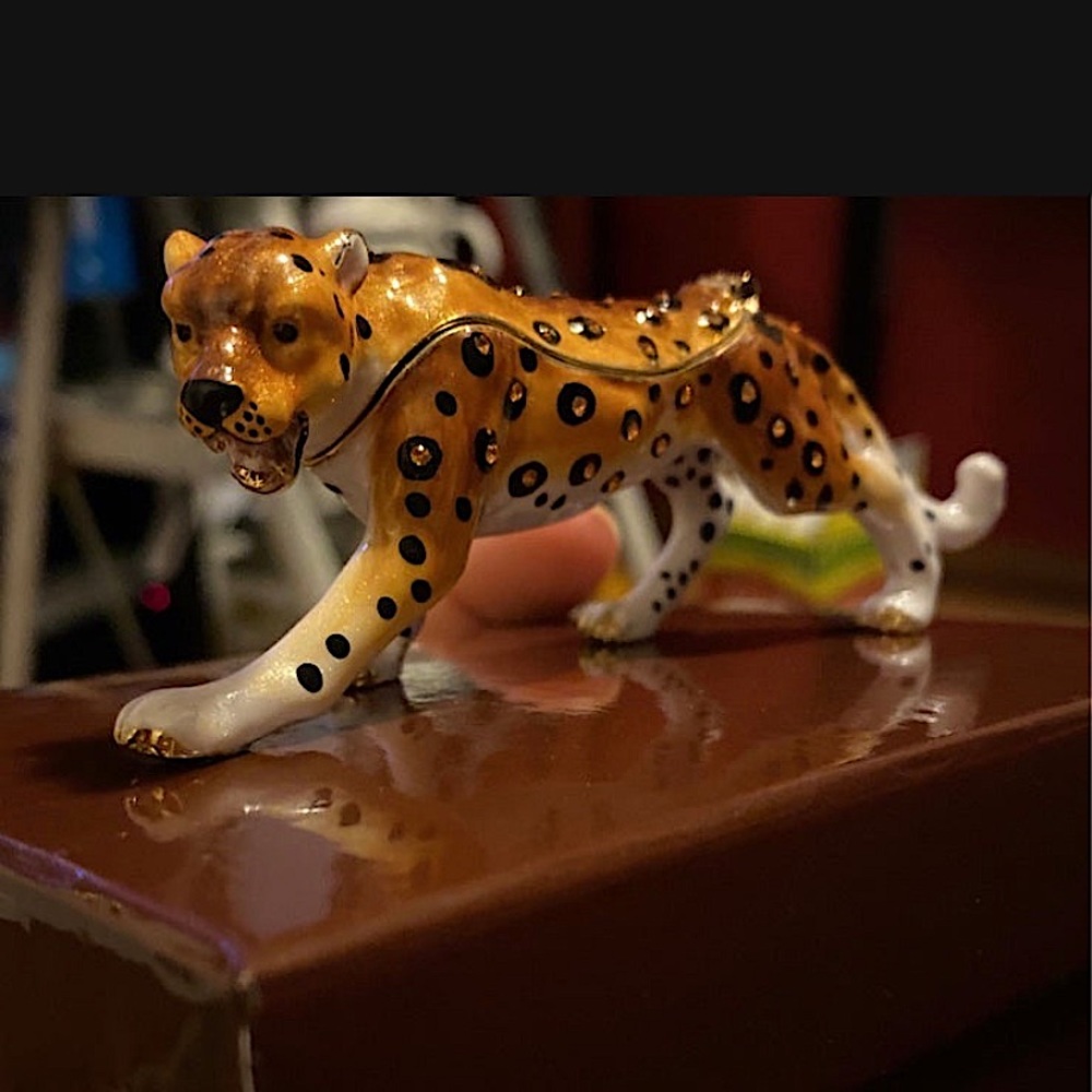Magnetic cheetah statue